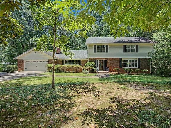 3rd image of 483 Summit Ridge Dr