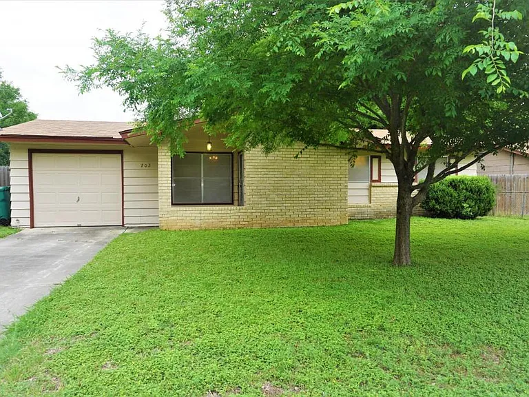 202 Brenda Dr — Photo 1