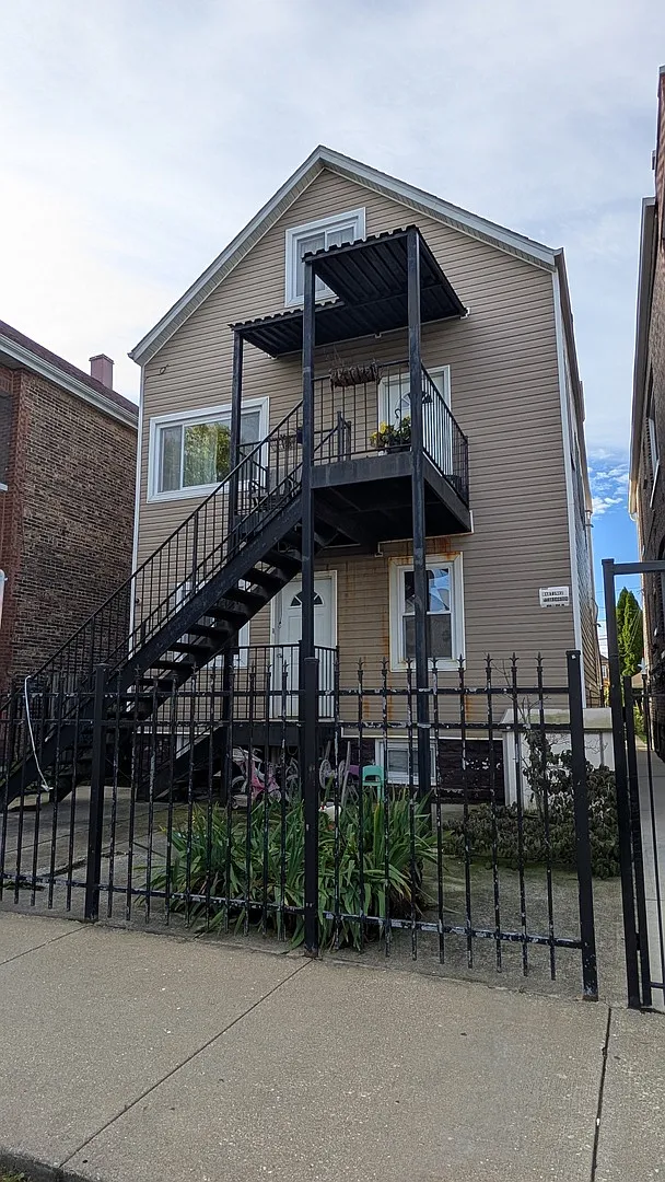 2 bed, 800 sqft, $1,300 — Photo 1