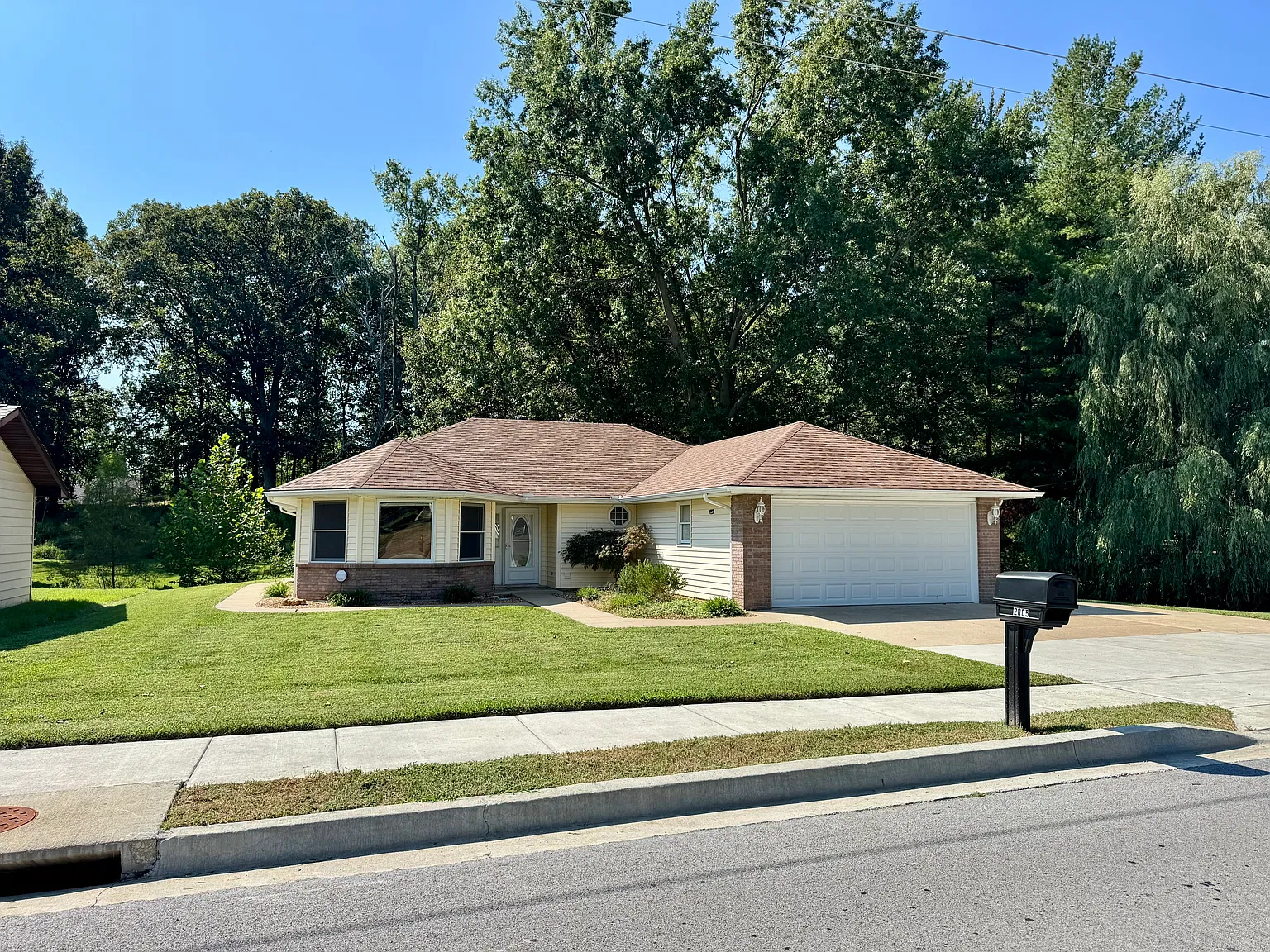 3 bed, 1364 sqft, $1,850 — Photo 1