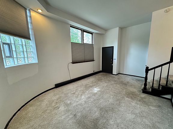 3rd image of 3756 N Leavitt St #1
