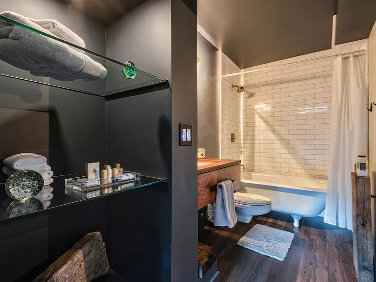 En Suite South Bathroom