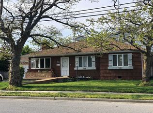 211 Sunset Ave, Island Park, NY 11558