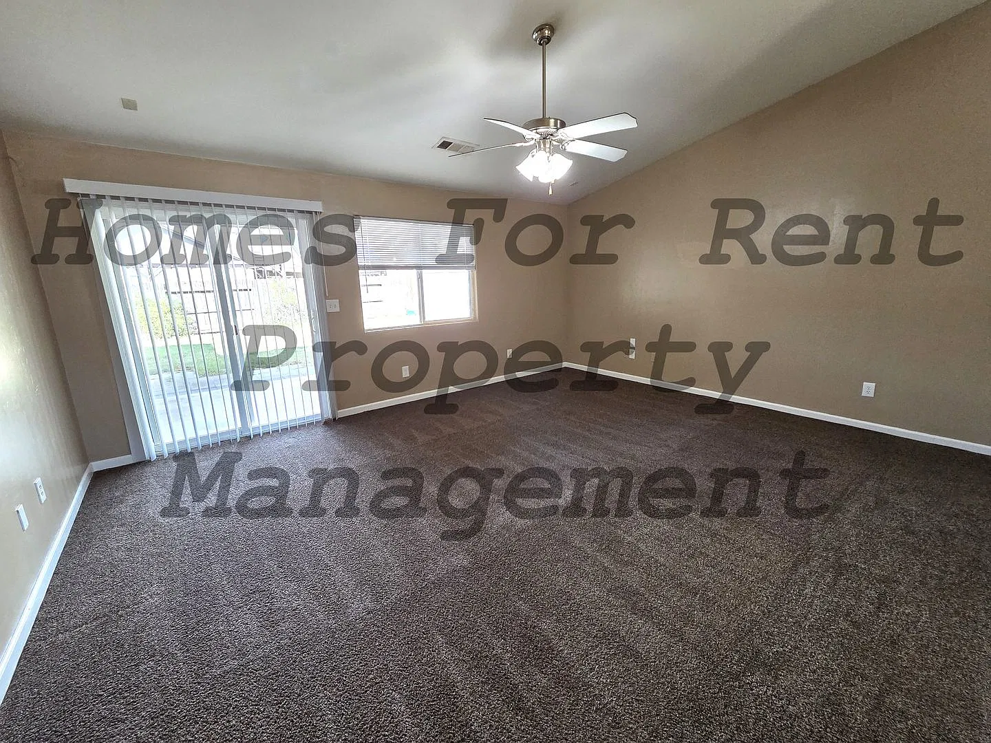 Beautiful 4 Bedroom 2 Bath Home — Photo 2