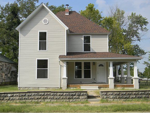 1st image of 827 W Austin St