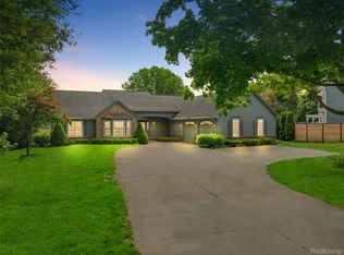 385 Joslyn Rd, Lake Orion, MI 48362