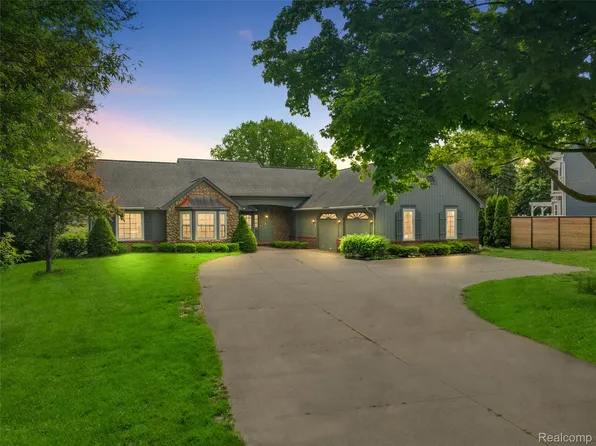 385 Joslyn Rd, Lake Orion, MI 48362