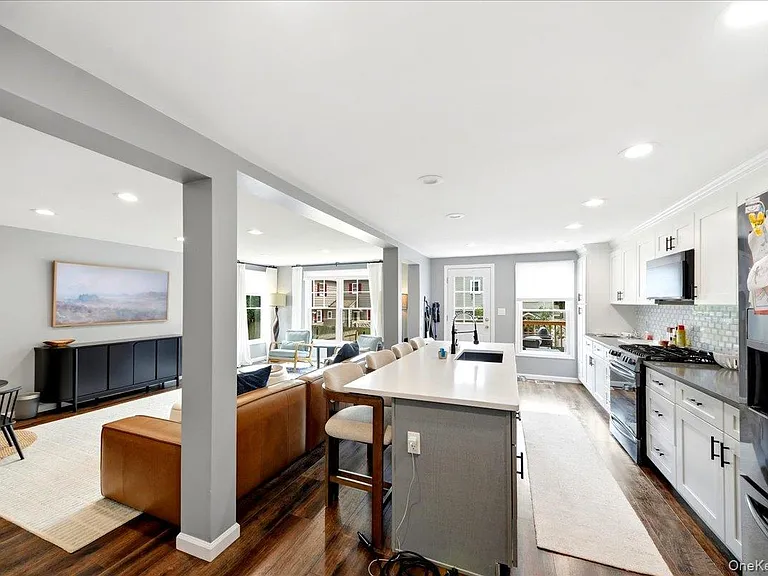 736 Pelhamdale Ave — Photo 3