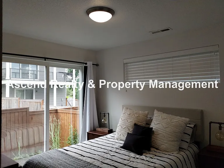 958 SW Adrian Ter — Photo 3