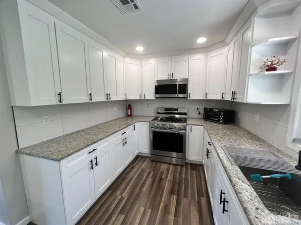 84 New Rd, Kendall Park, NJ 08824