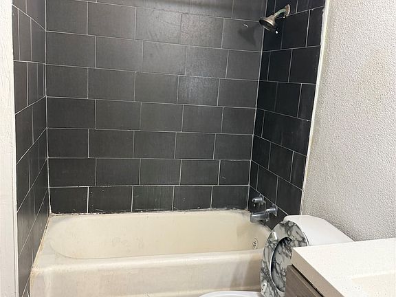 3rd image of 4111 De Lee St