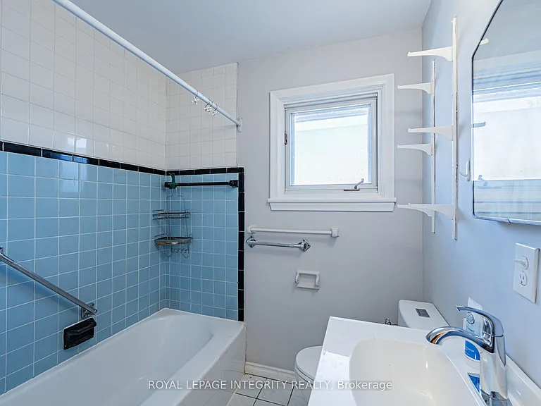 1746 Gage Cres #A — Photo 21