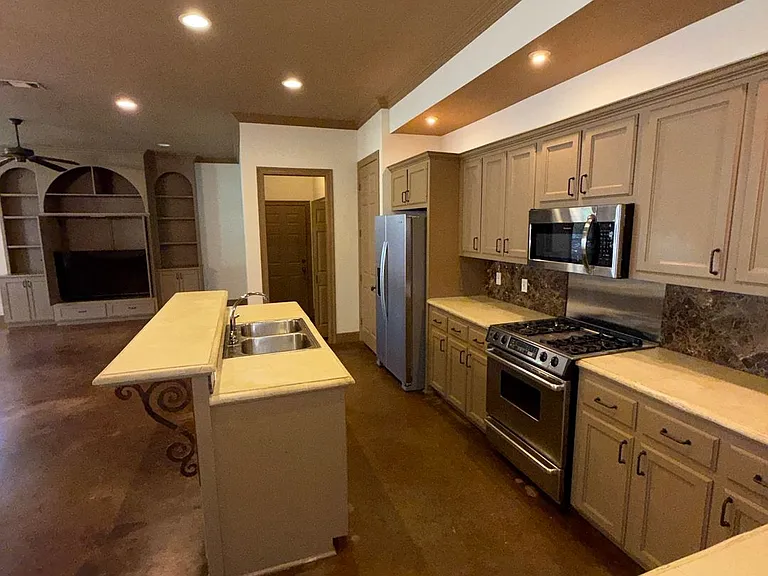 10243 Hillmont Ave — Photo 2