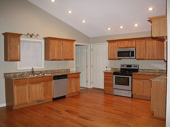 5th image of 2056 Menasha Dr