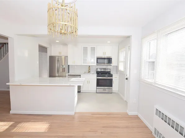 16 Phelps Lane, North Babylon, NY 11703