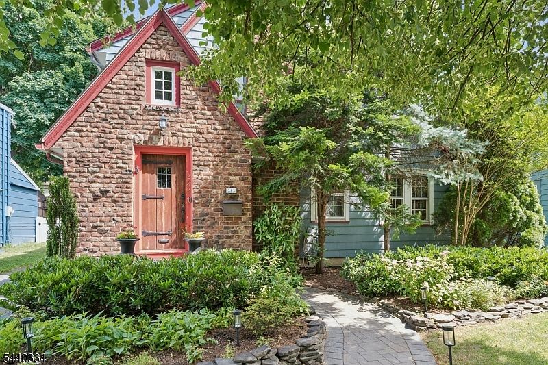 1st image of 282 Richmond Ave