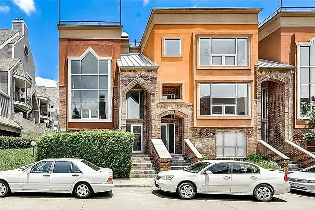 1008 Allen St — Photo 3
