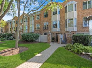 102 Bishop Quarter Ln, Oak Park, IL 60302