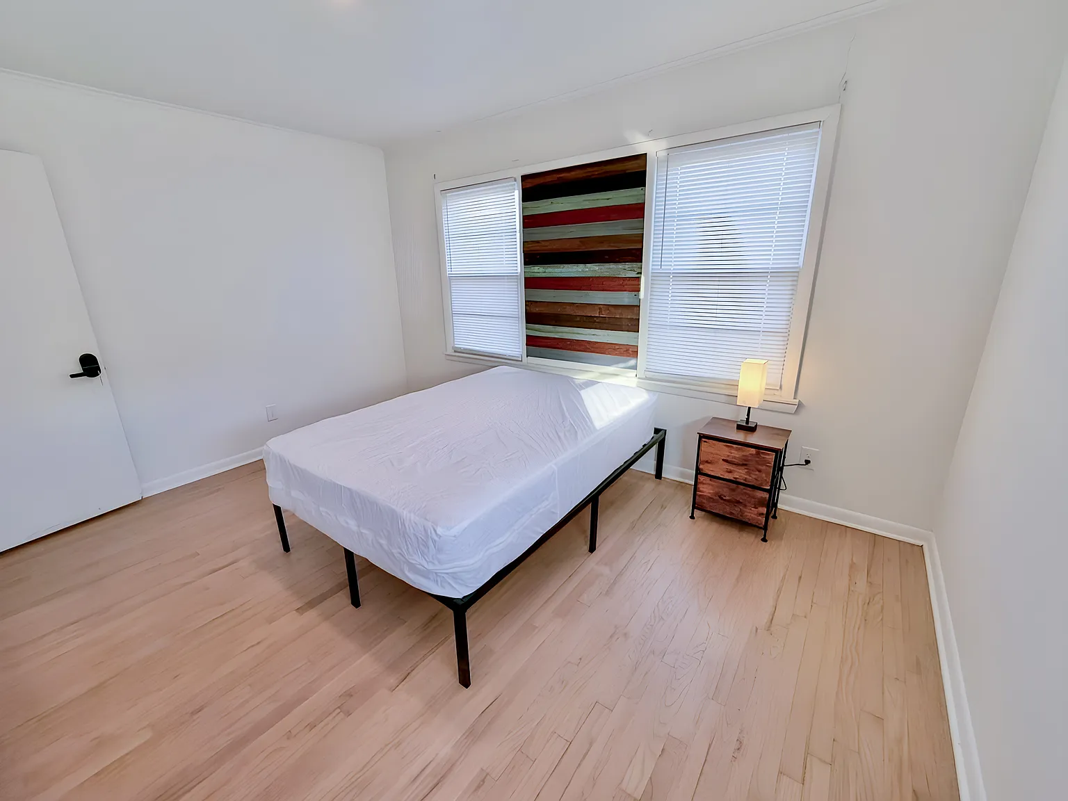 4 bed, 2.0 bath, 1260 sqft, $706 — Photo 2