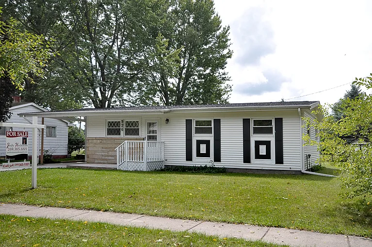 926 Millard St photo 1