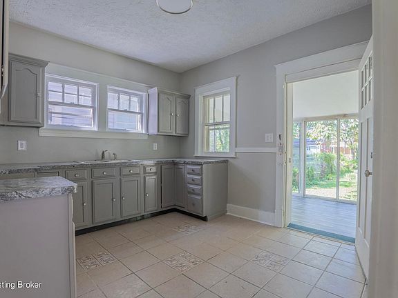 4th image of 112 S 40th St