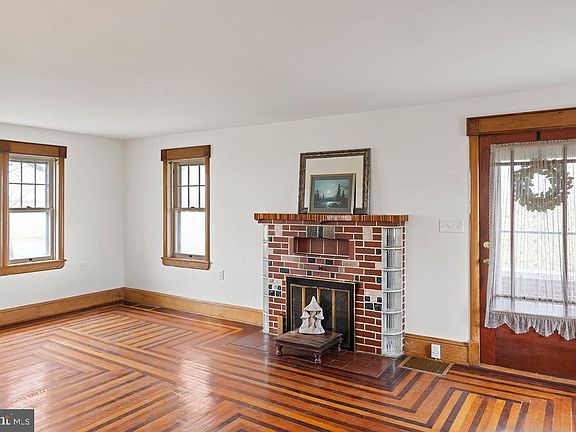 5th image of 2085 Harney Rd