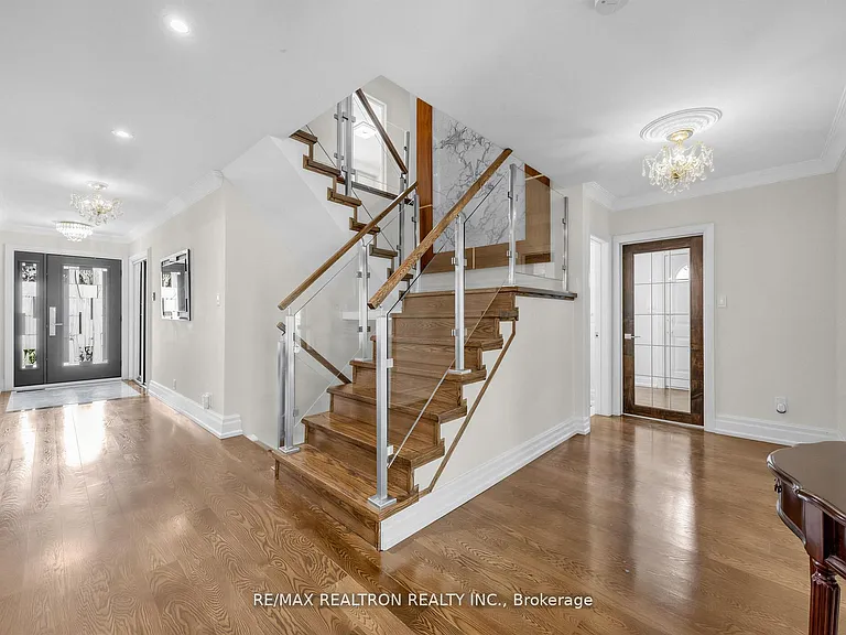 44 Pineway Blvd W — Photo 17