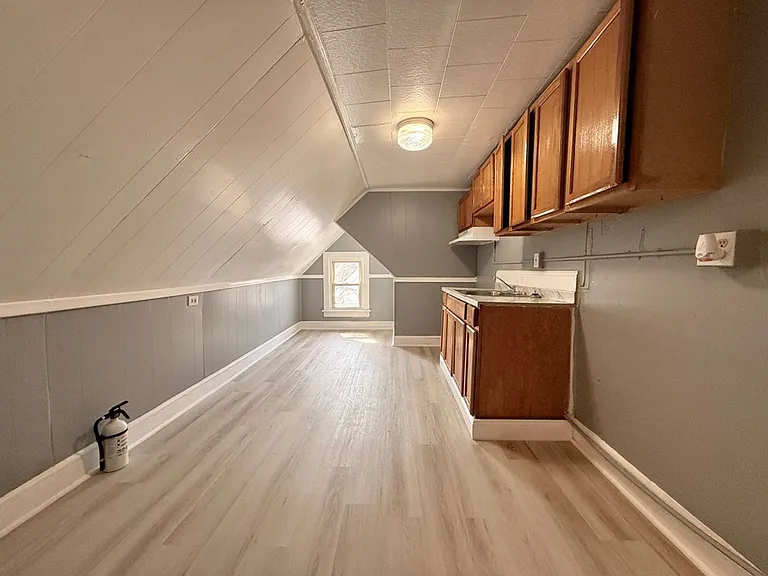 265 N Laurel St — Photo 5