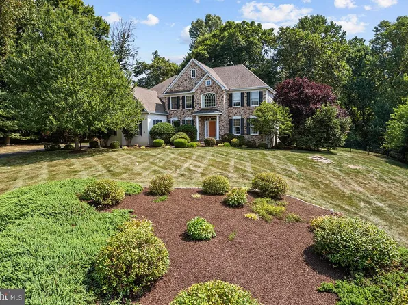 1100 Darczuk Dr, Garnet Valley, PA 19060