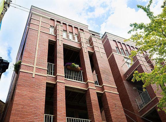 3rd image of 840 W Armitage Ave #3