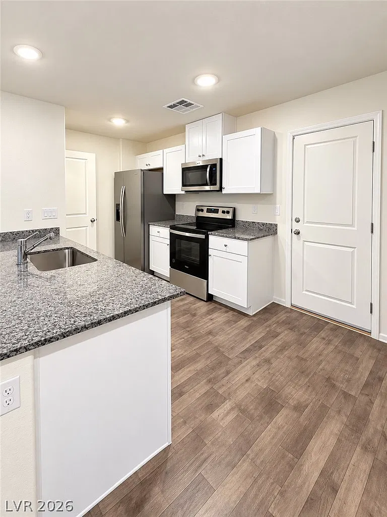3 bed, 2.5 bath, 1301 sqft, $2,050 — Photo 3