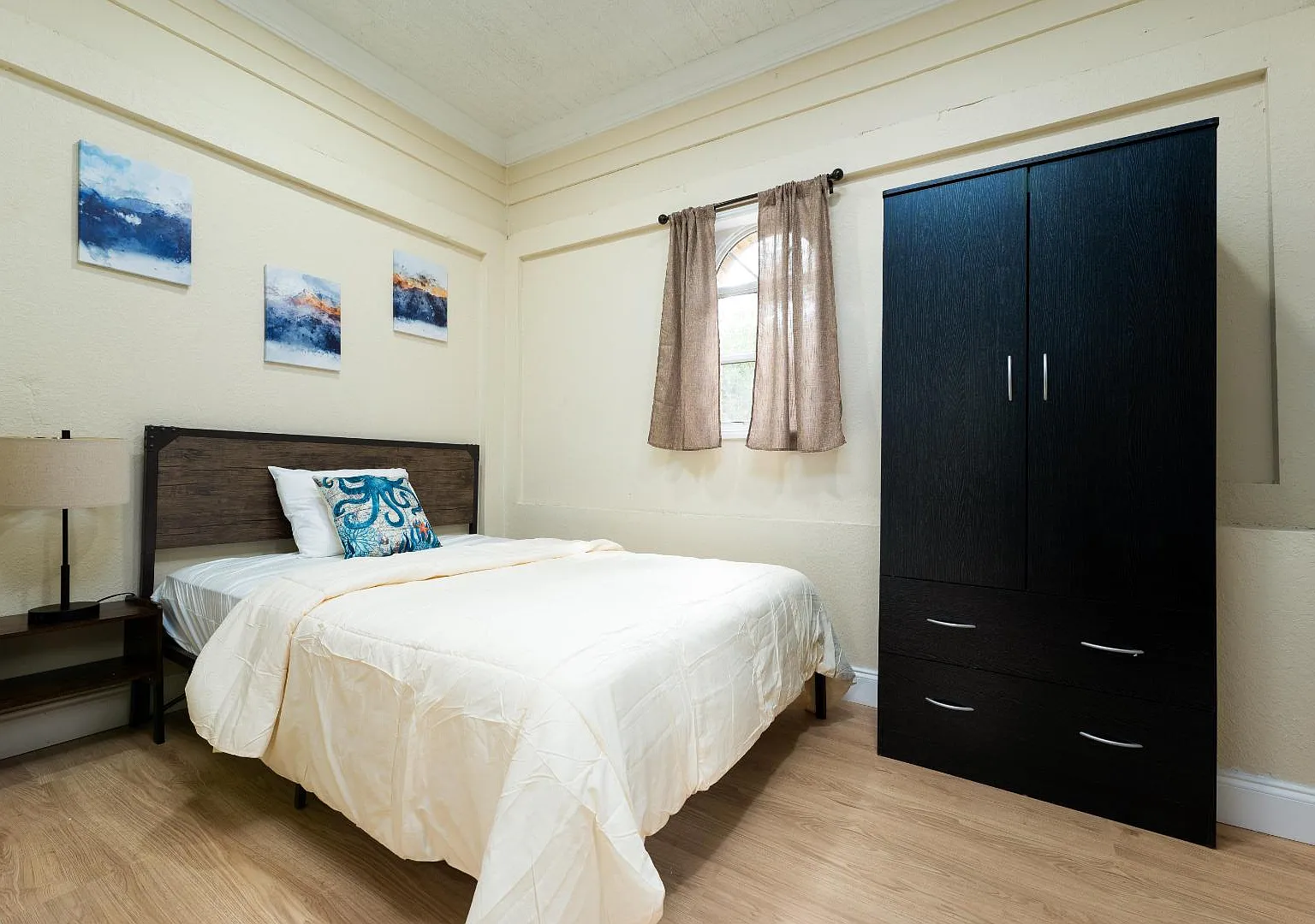 105 W 36th St - Room 1 — Photo 2