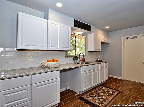 4th image of 4222 Dauphine Dr