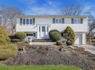21 Fiesta Dr, Centereach, NY 11720