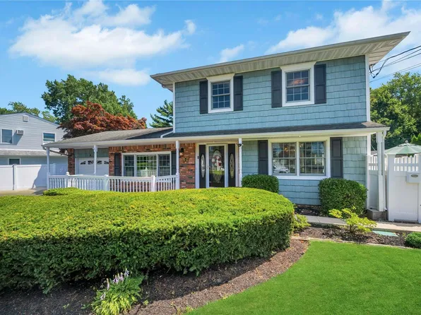 64 Wilshire Lane, Oakdale, NY 11769