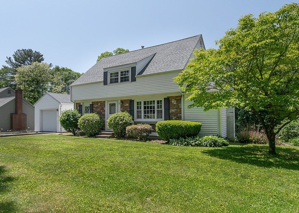 1st image of 5 Woodland Dr