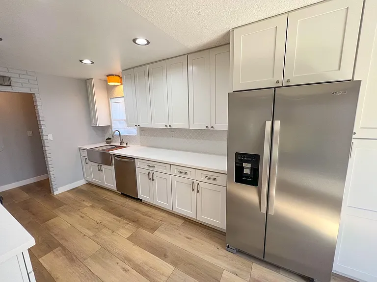 703 E Grove St — Photo 3