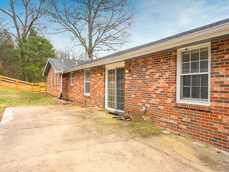 610 Ashley Ct — Photo 46