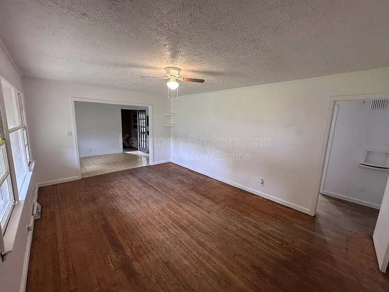 2106 Knightsbridge Rd — Photo 2