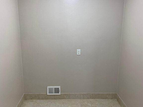 Kitchen, eat-in area