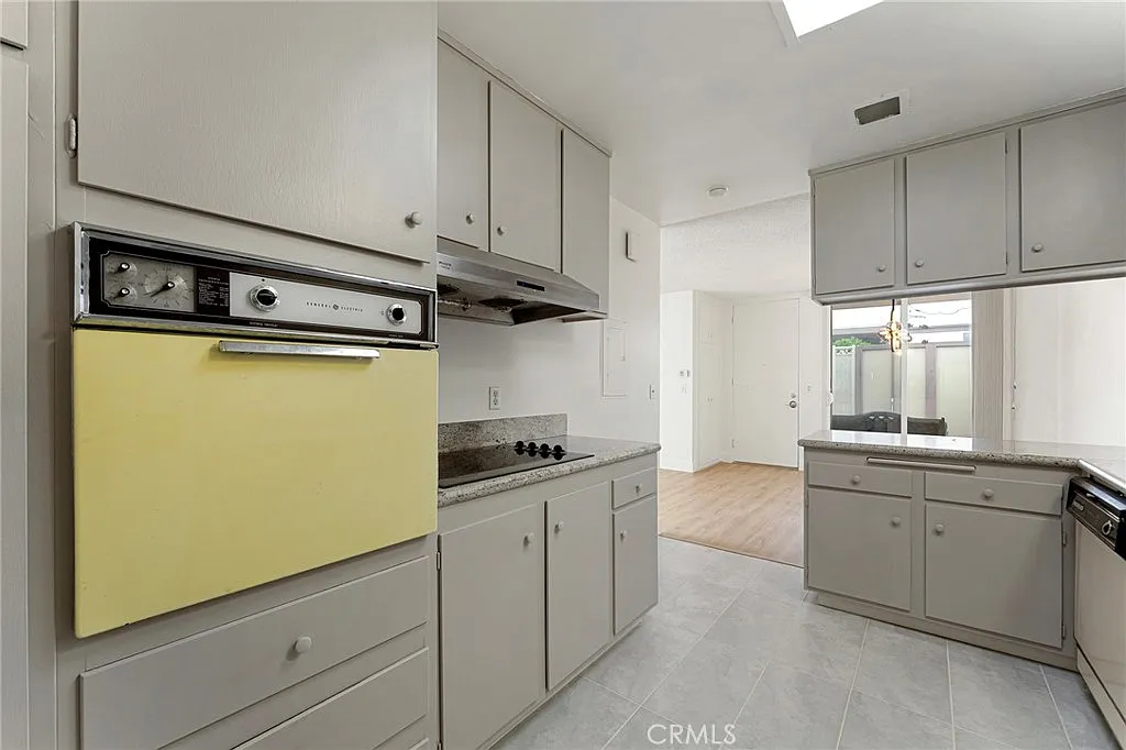 2 bed, 1100 sqft, $2,300 — Photo 4