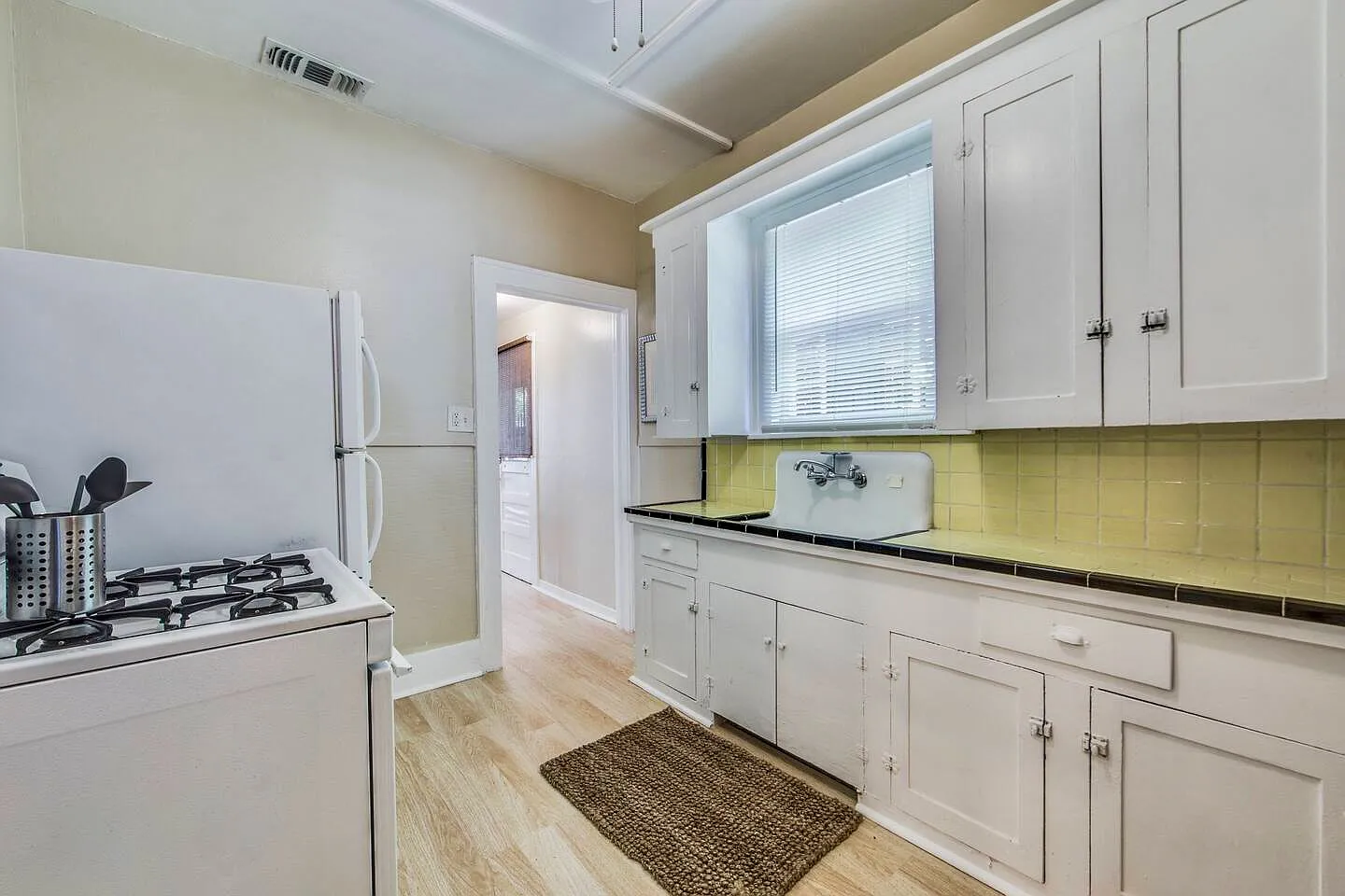 2 bed, 2442 sqft, $1,200 — Photo 3