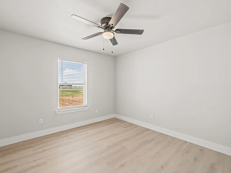 10505 East Cres #7400 — Photo 32