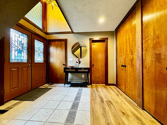 5th image of 560 Sir Lancelot Dr