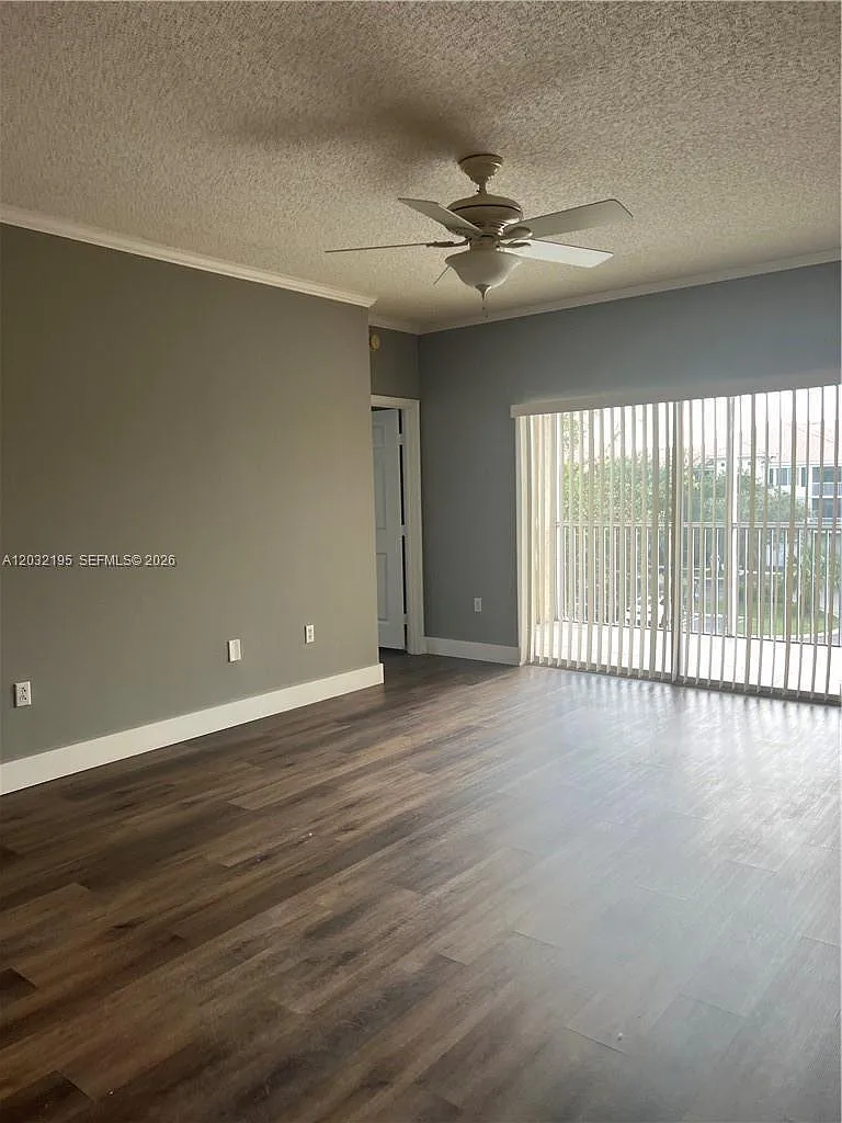 Palms Point Condo — Photo 2