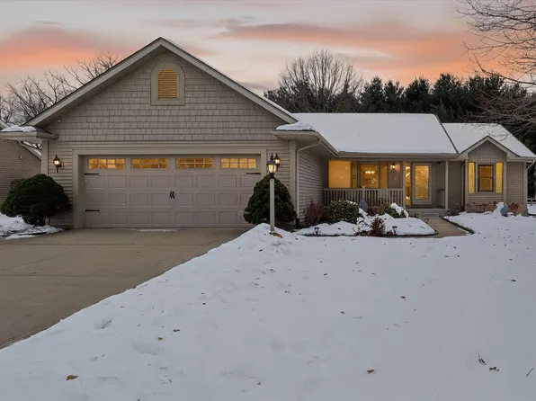 10076 Heather Lake Dr, Osceola, IN 46561
