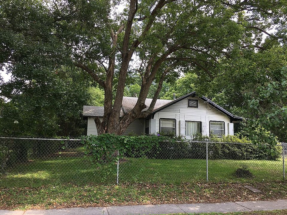 Huge fenced yard, Plenty!