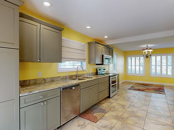 3rd image of 125 Streetland Ln