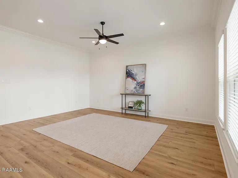 107 Lotus St — Photo 6