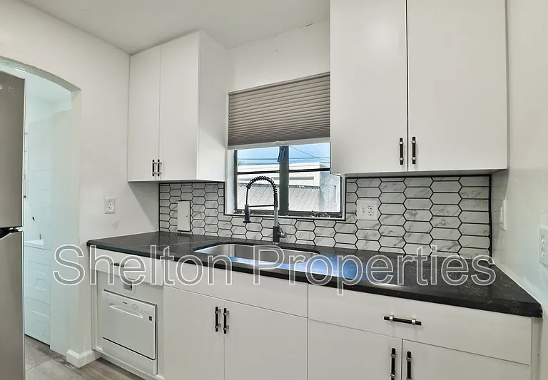 1802 N Laurel Ave — Photo 29